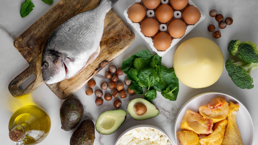 Dieta ketogeniczna – czy tłuszcz naprawdę pomaga schudnąć?